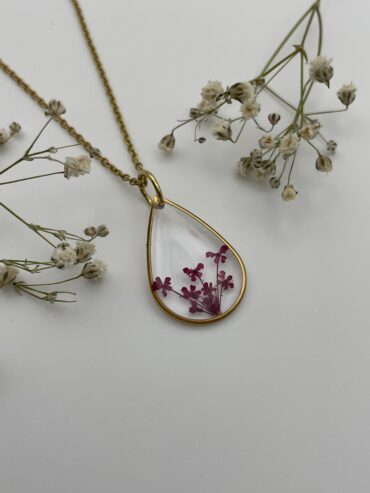 Collar gota con florecitas fucsias