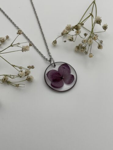 Collar redondo con flor lila