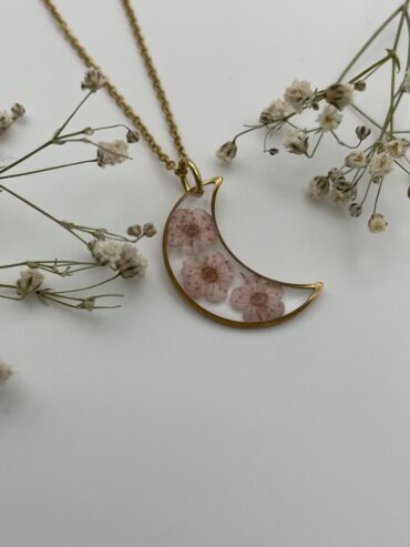 Collar luna con flores rosa claro