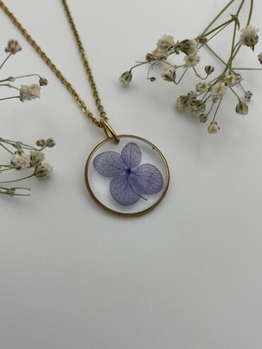 Collar redondo con flor azul