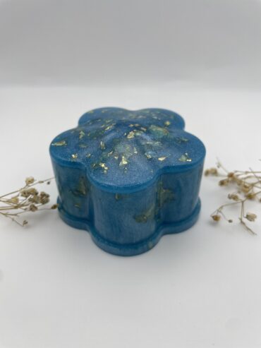 Caja en forma de flor en color azul con pisquitos dorados
