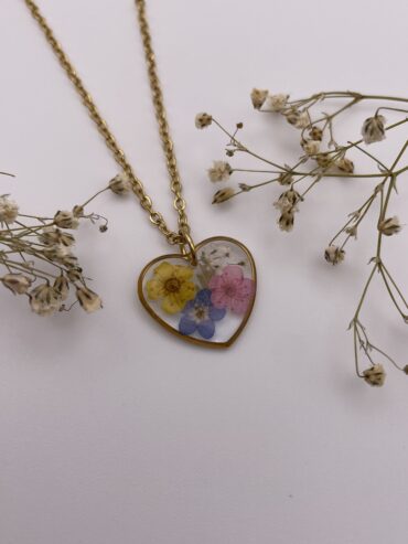 Collar corazón con flores amarilla, azul y rosa