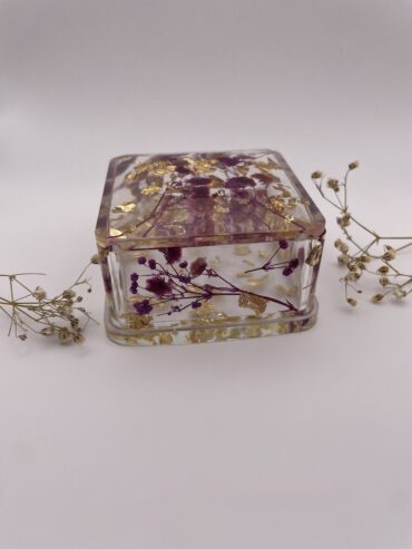 Caja cuadrada con flores lilas y pisquitos dorados