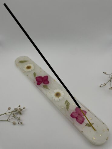 Incensario en color blanco con margaritas y flores fucsias