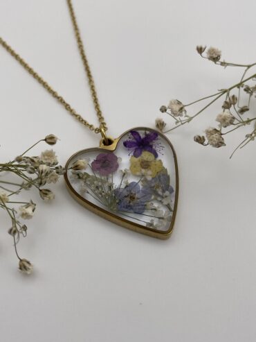 Collar corazón grande con flores azules, amarilla, lila oscuro y blancas
