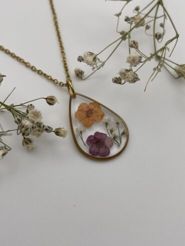 Collar gota con flores naranja y lila oscuro