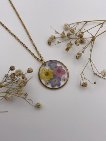 Collar redondo con flores azules, amarilla y rosa