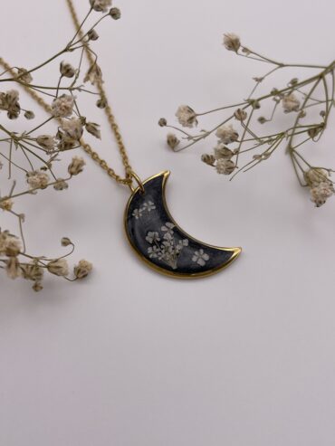Collar luna en color negro con florecitas blancas