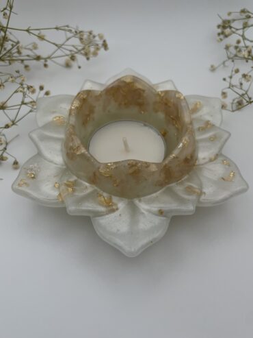 Portavelas flor de loto en color blanco con pisquitos dorados