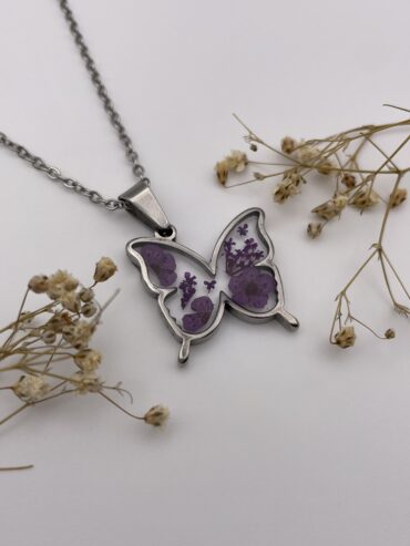 Collar mariposa con flores lila oscuro