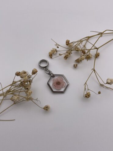 Charm hexágono con flor rosa claro