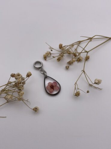 Charm gota con flor burdeos