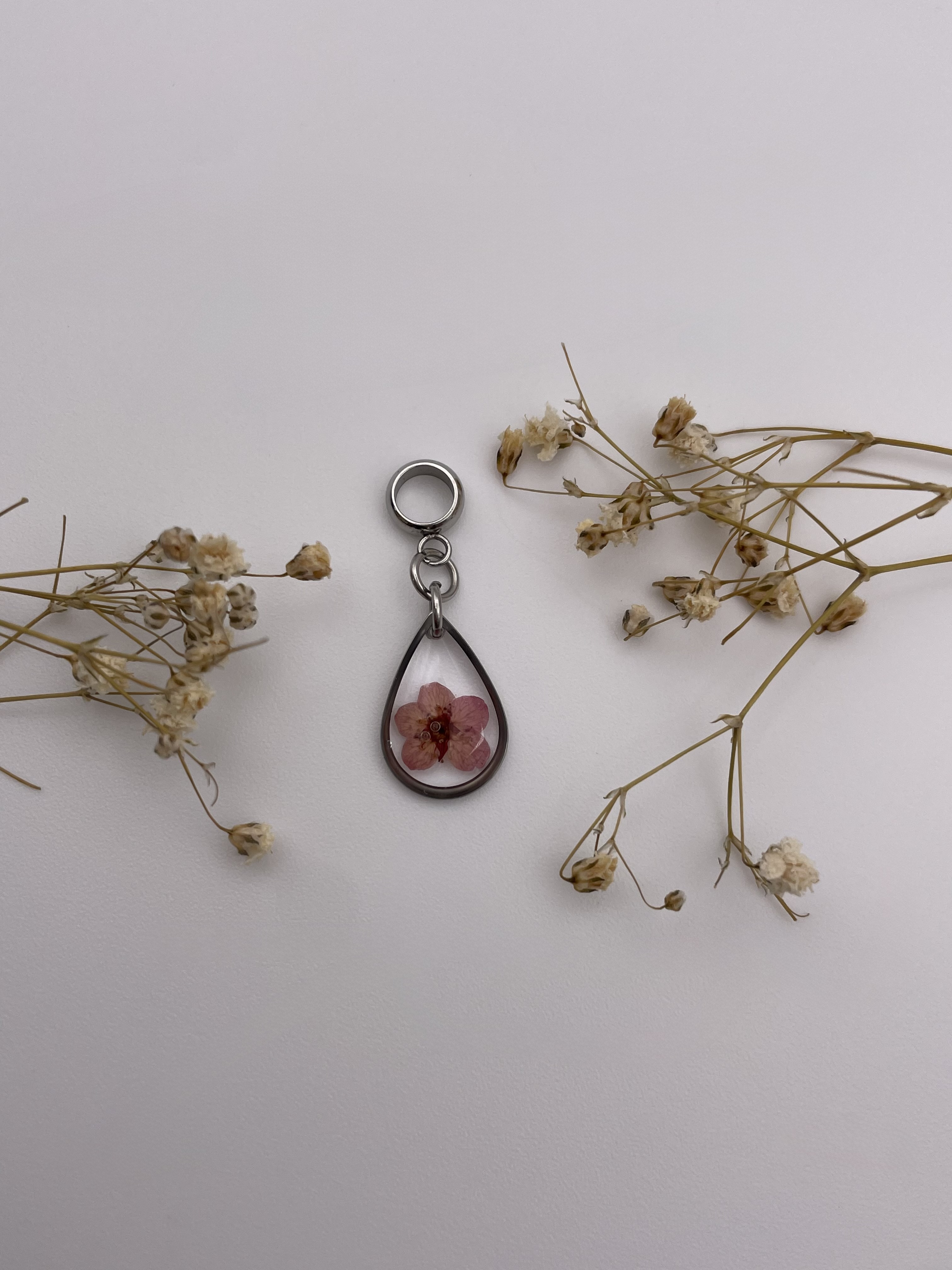 Charm gota con flor burdeos - Imagen 2