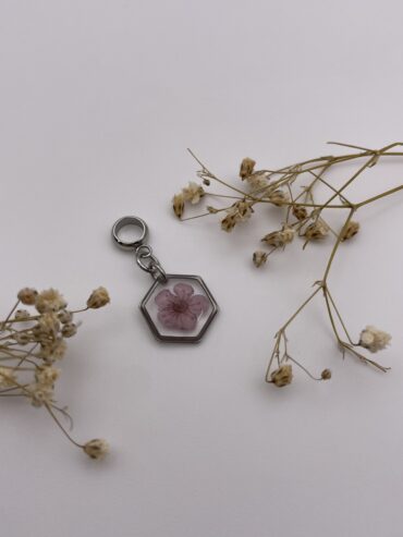 Charm hexágono con flor lila claro