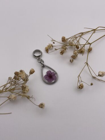 Charm gota con flor lila oscuro