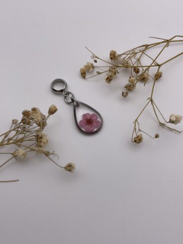 Charm gota con flor rosa