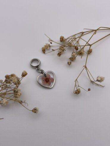 Charm corazón con flor burdeos