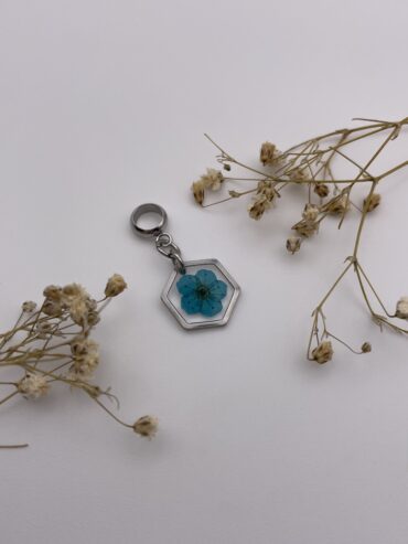 Charm hexágono con flor azul
