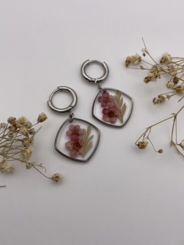 Pendientes rombo cuadrado con flores burdeos y hoja verde