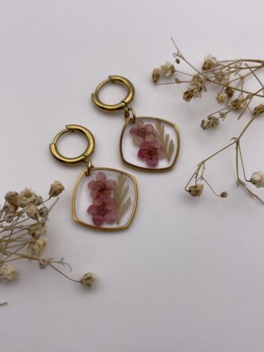 Pendientes rombo cuadrado con flores burdeos y hoja verde