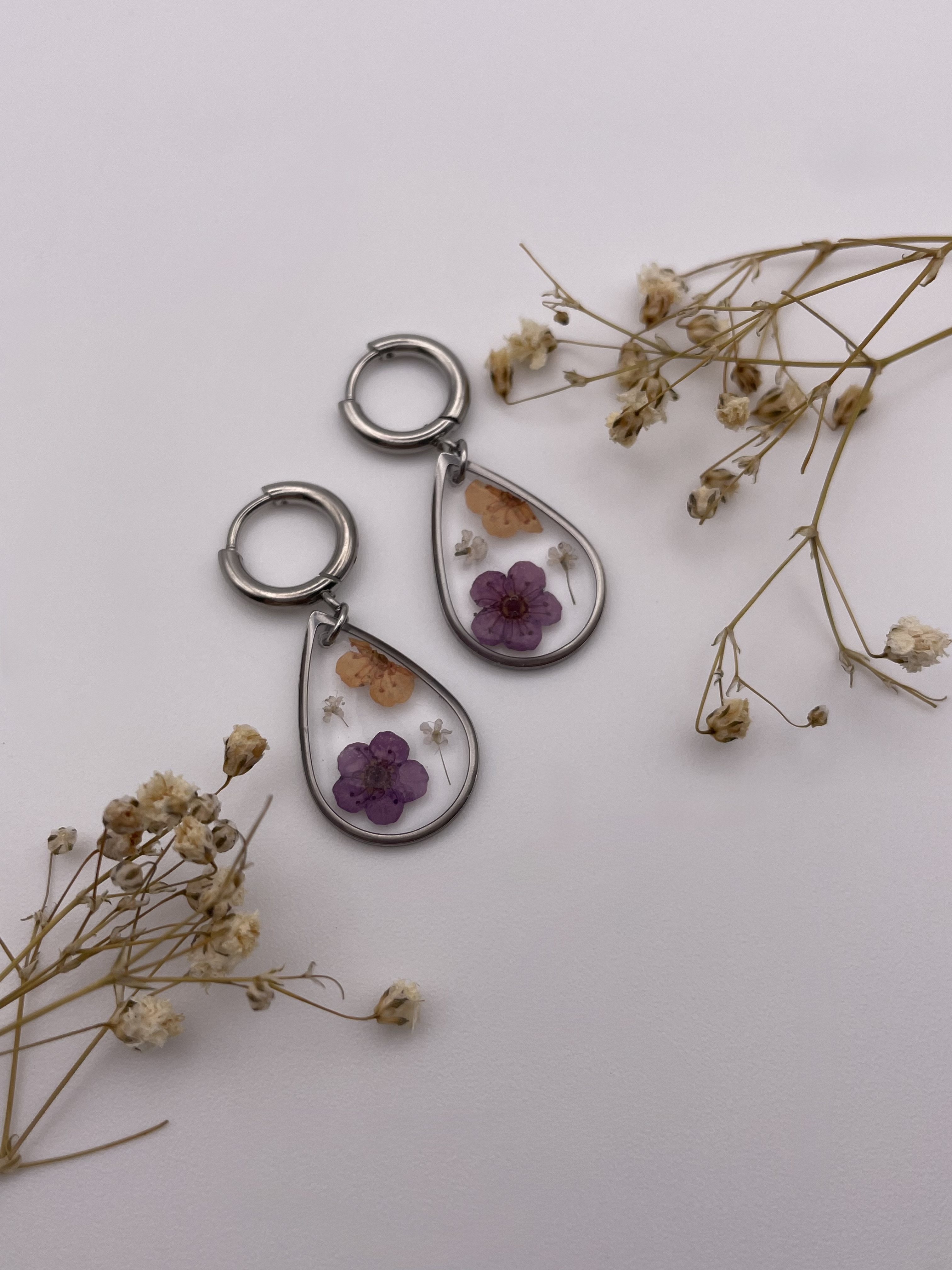 Pendientes gota con flores lila oscuro y naranja