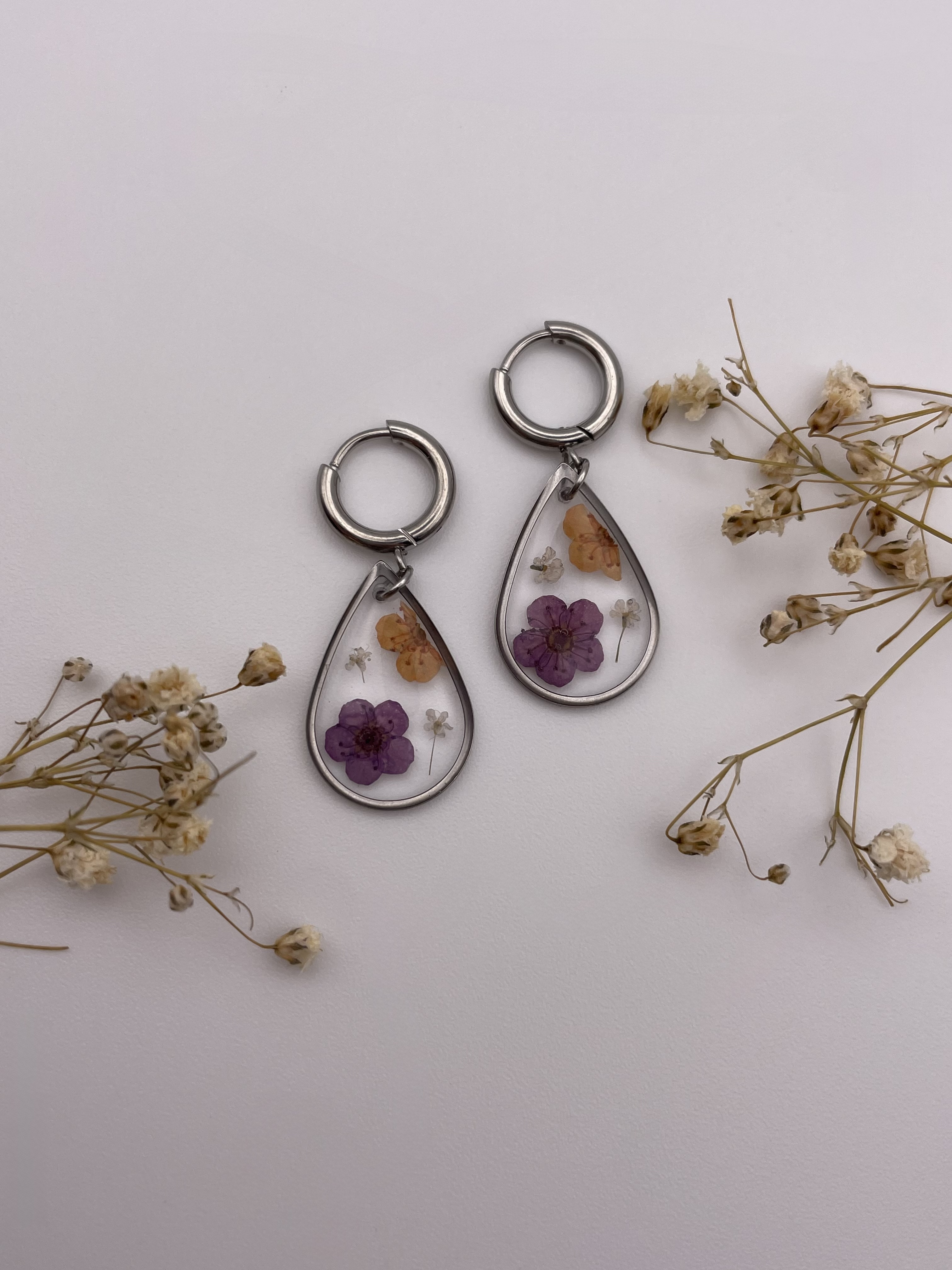 Pendientes gota con flores lila oscuro y naranja - Imagen 2
