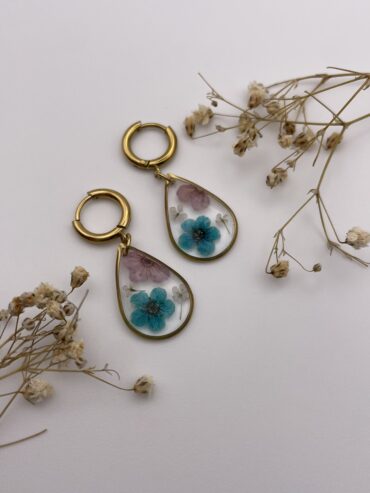 Pendientes gota con flores azul y lila claro