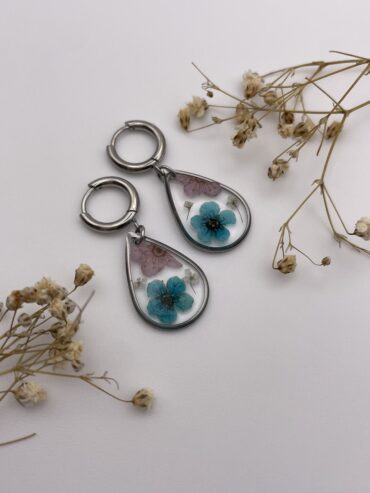 Pendientes gota con flores azul y lila claro