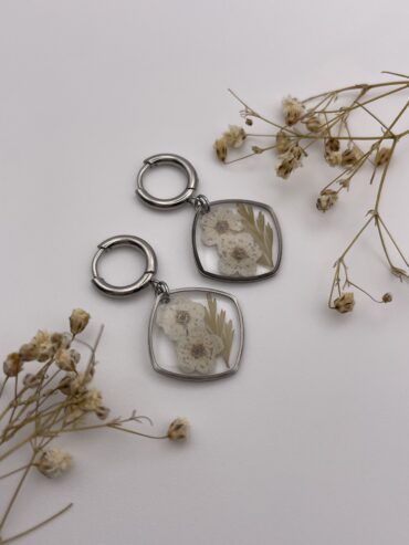 Pendientes rombo cuadrado con flores blancas y hoja verde
