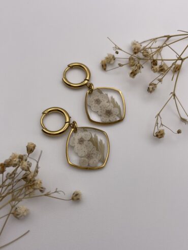 Pendientes rombo cuadrado con flores blancas y hoja verde