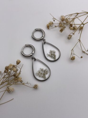 Pendientes gota con florecitas blancas