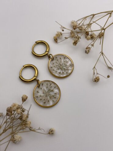 Pendientes redondos con florecitas blancas