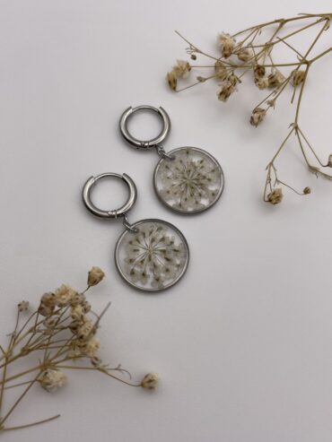 Pendientes redondos con florecitas blancas