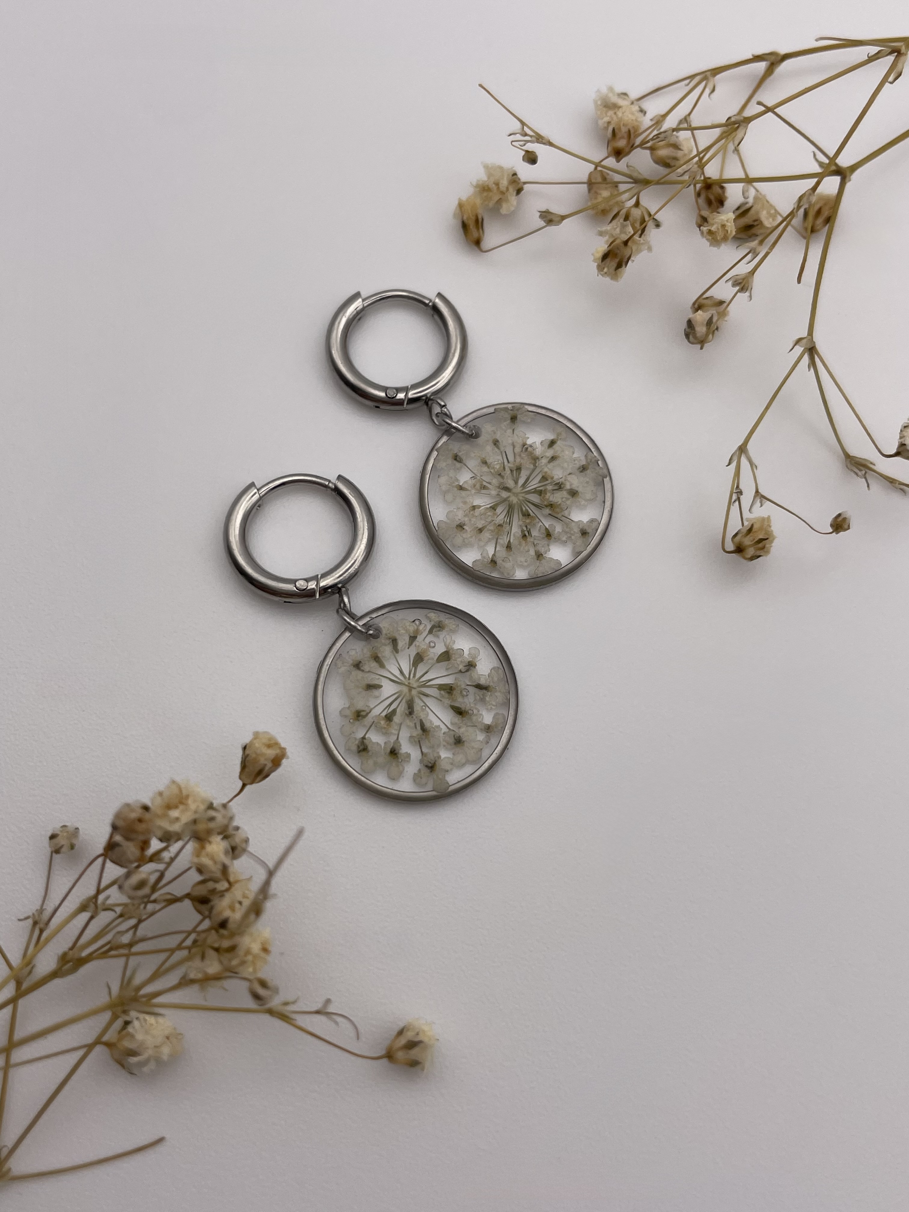 Pendientes redondos con florecitas blancas
