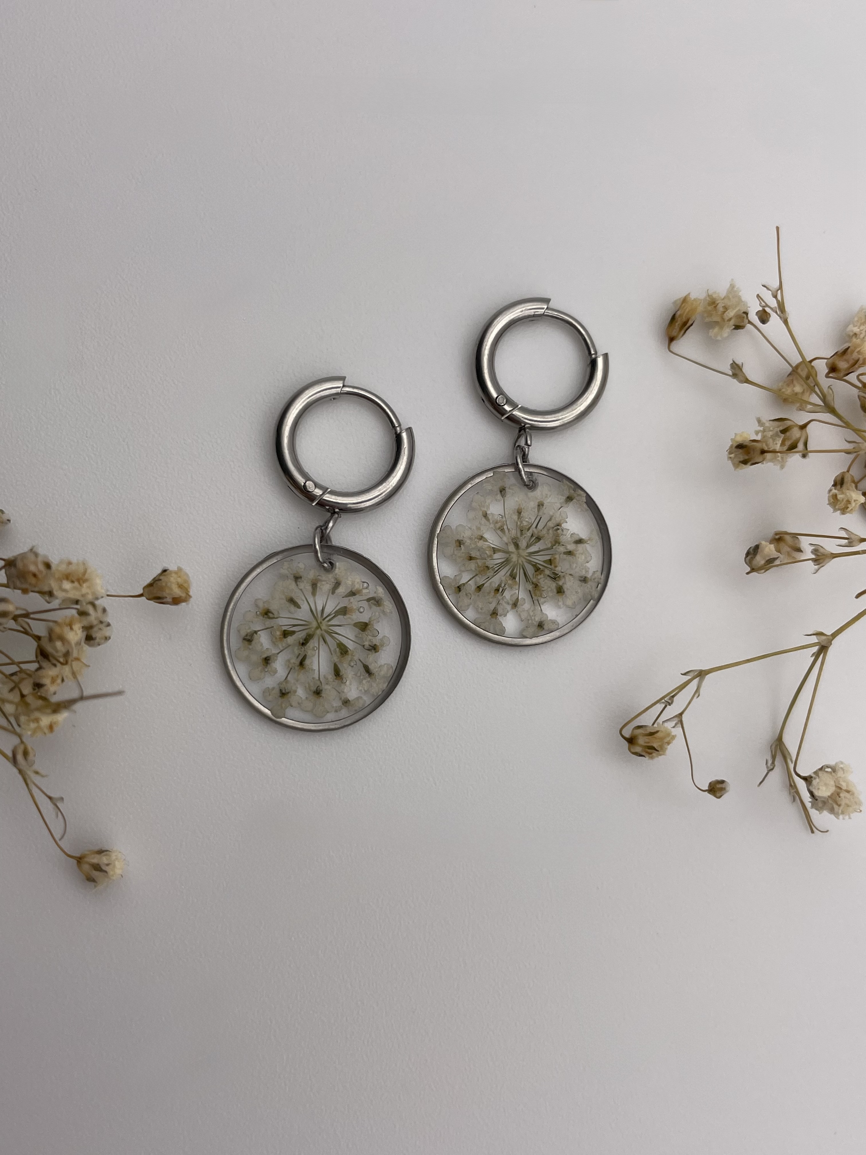 Pendientes redondos con florecitas blancas - Imagen 2