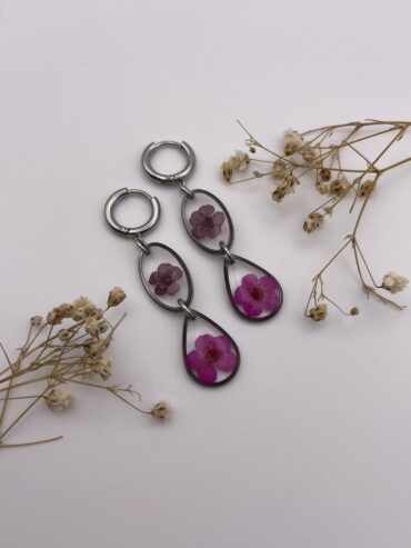 Pendientes 2 abalorios ovalado y gota con flores lila oscuro y fucsia