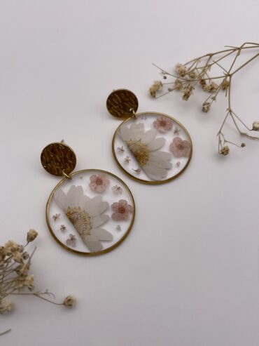 Pendientes redondos con margaritas y flores rosa claro