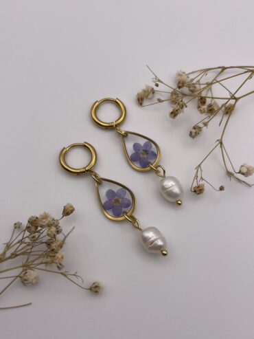 Pendientes gota con flor azul y perlas