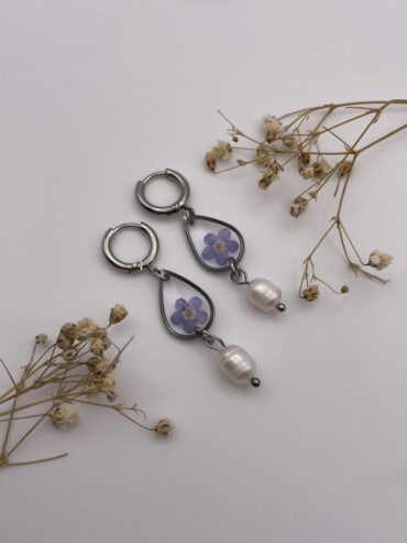 Pendientes gota con flor azul y perlas