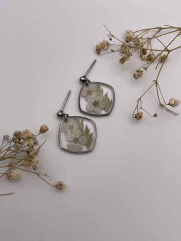 Pendientes rombo cuadrado con flores blancas y hoja verde