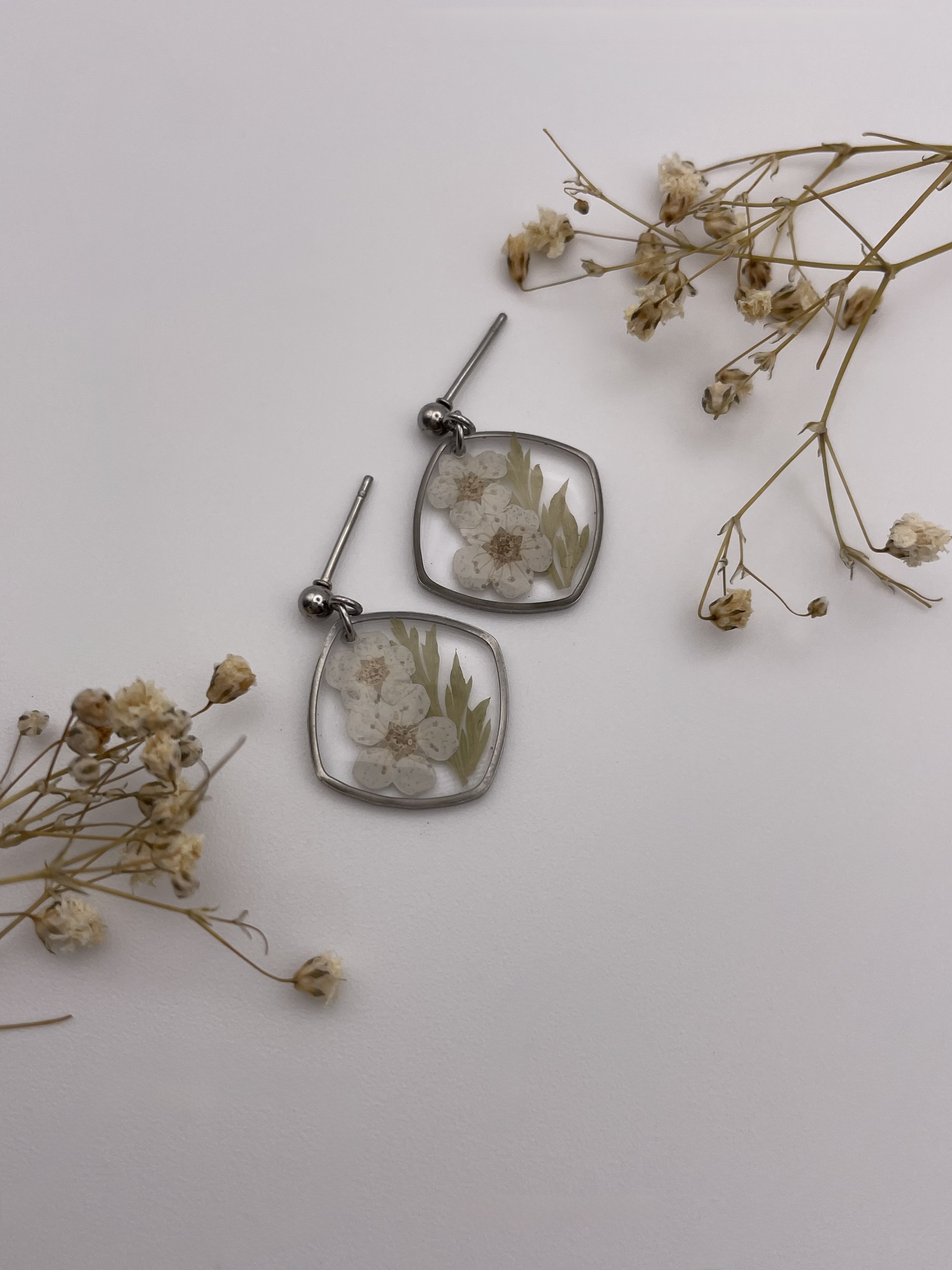 Pendientes rombo cuadrado con flores blancas y hoja verde
