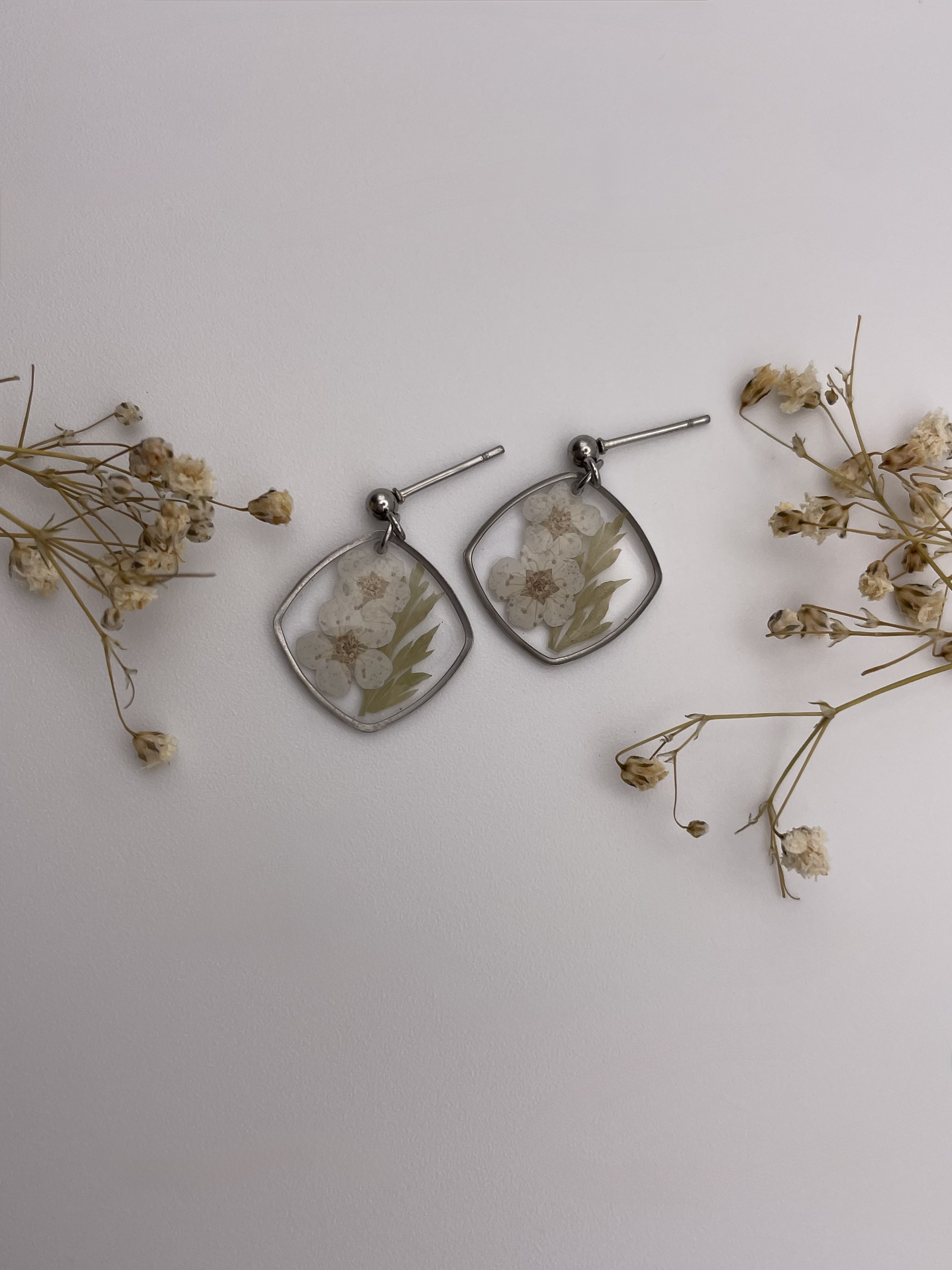 Pendientes rombo cuadrado con flores blancas y hoja verde - Imagen 2