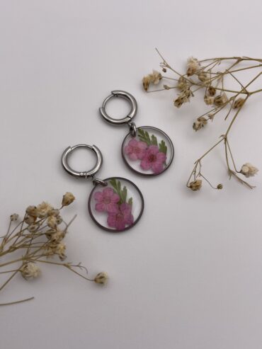 Pendientes redondos con flores rosas y hoja verde