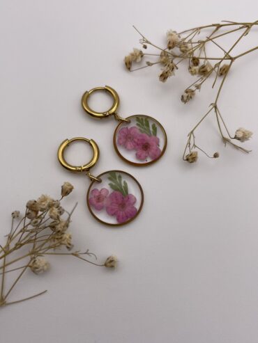 Pendientes redondos con flores rosas y hoja verde