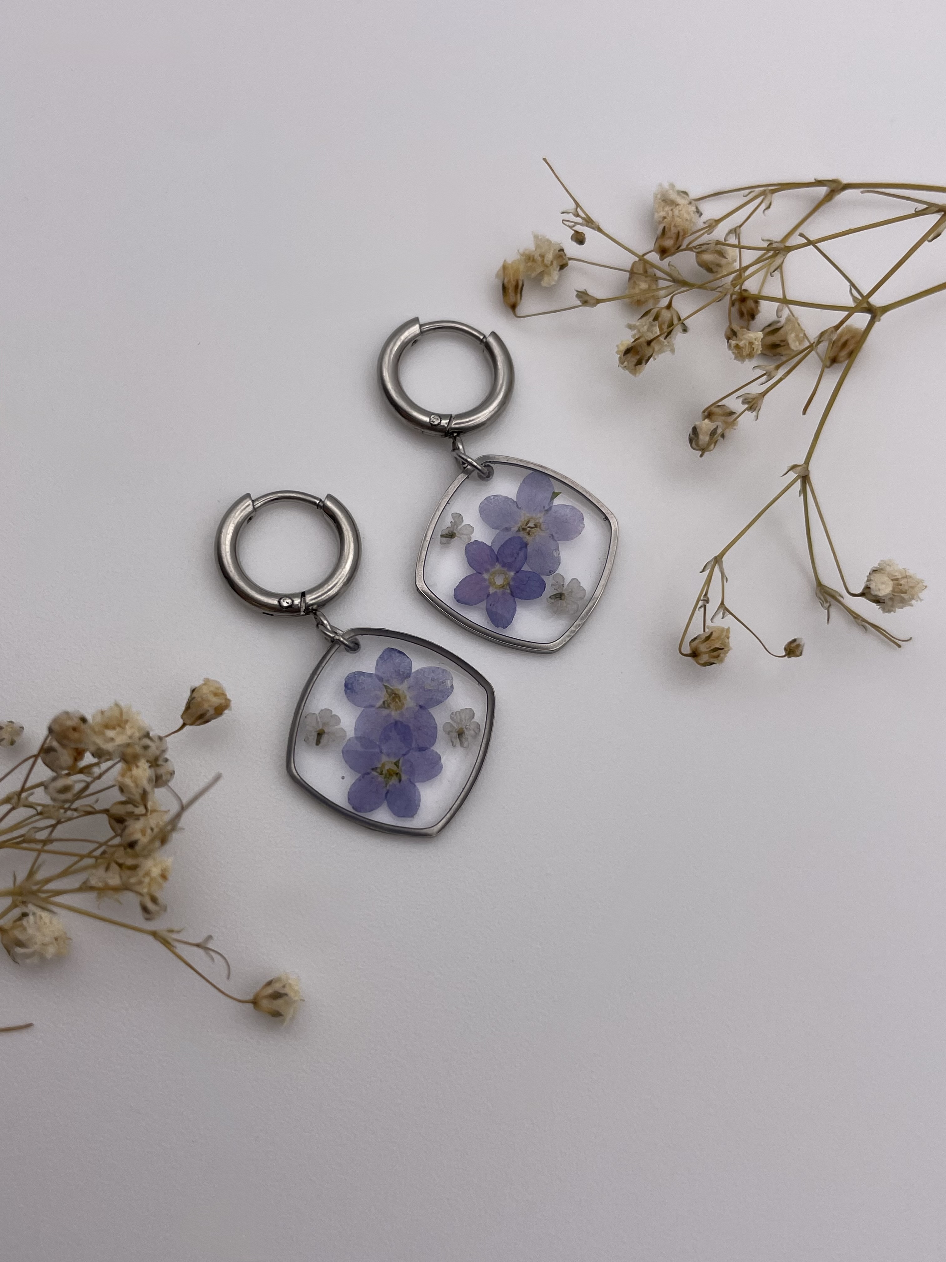 Pendientes rombo cuadrado con flores azules