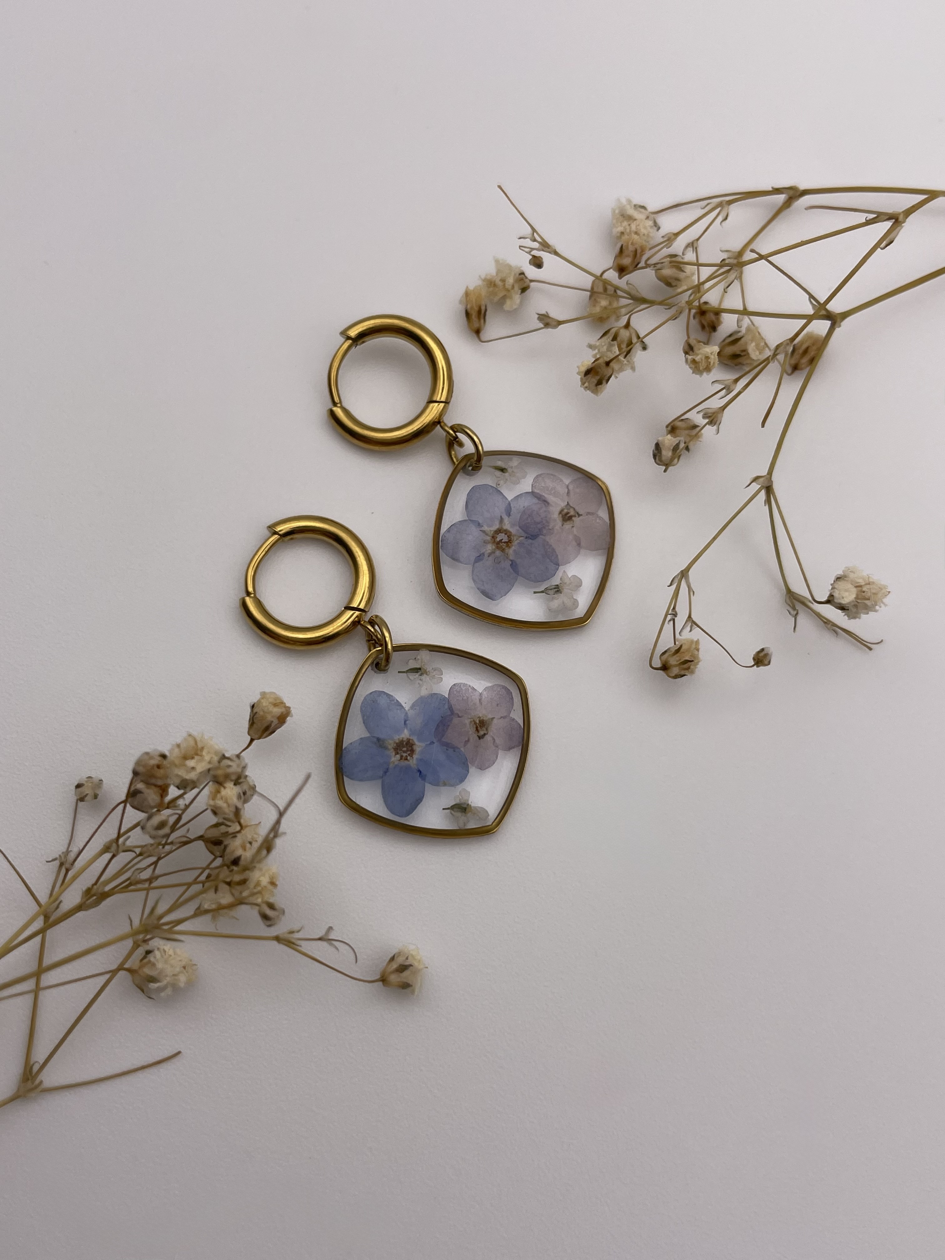 Pendientes rombo cuadrado con flores azules