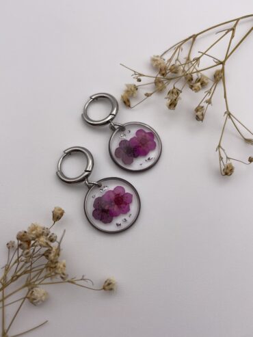 Pendientes redondos con flores lila oscuro, fucsia y pisquitos plateados