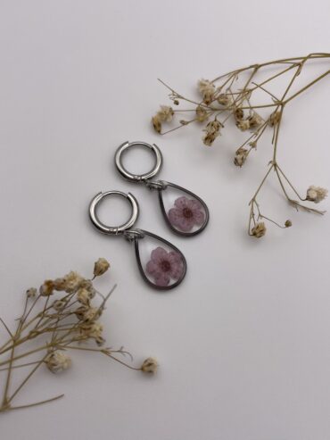Pendientes gota con flor lila claro