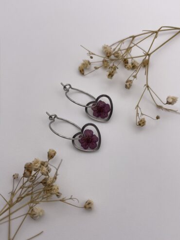 Pendientes corazón con flor lila oscuro