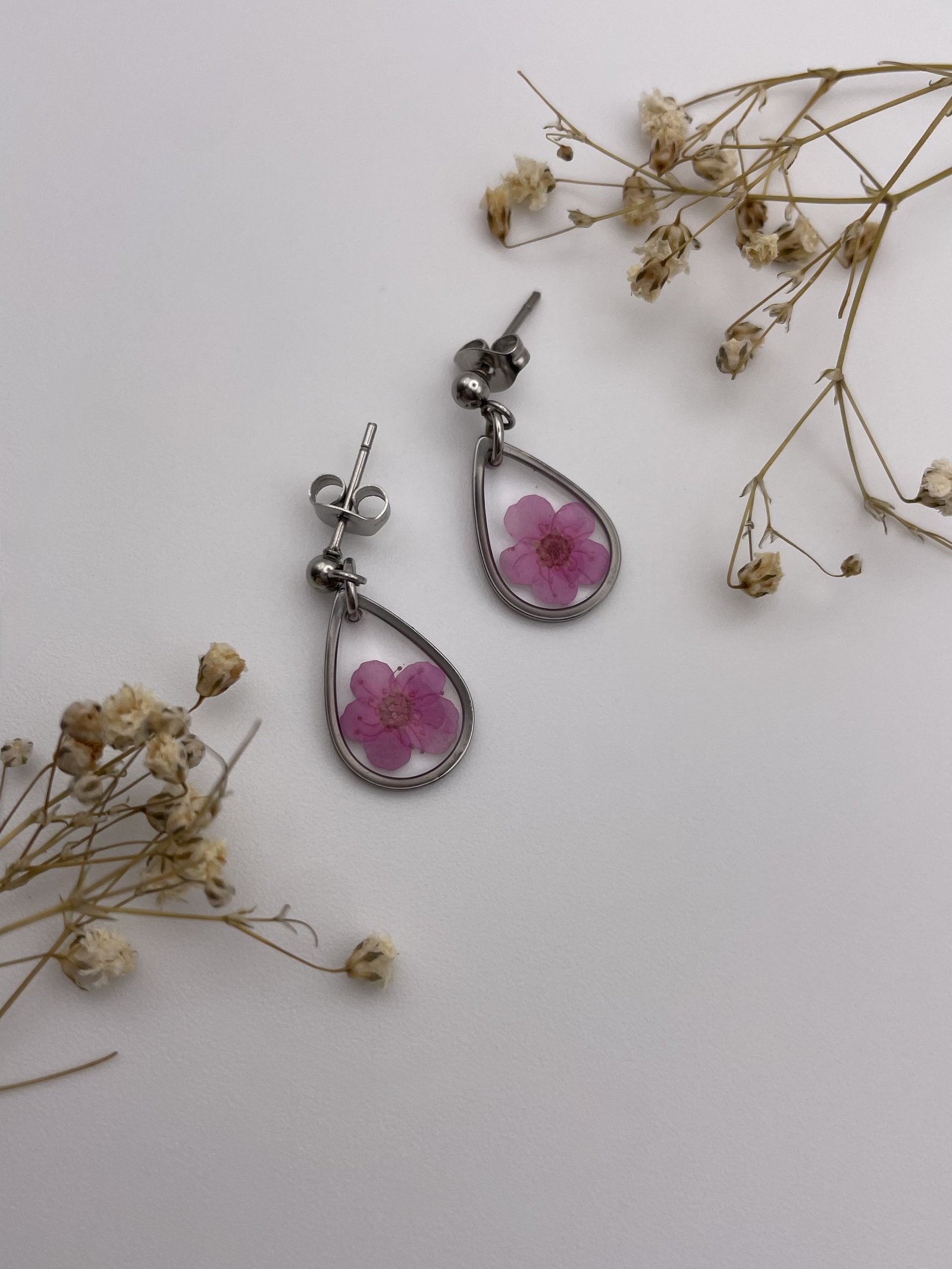 Pendientes gota con flor rosa